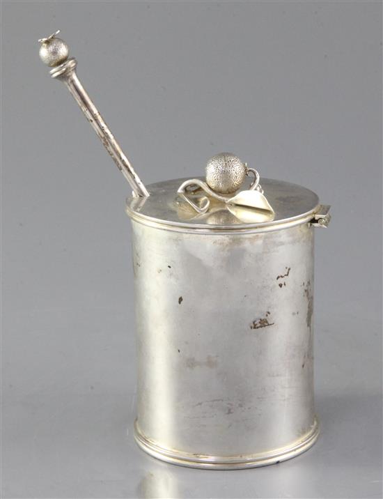 A modern Theo Fennell silver marmalade preserve pot and hinged cover with spoon, 11.1oz.